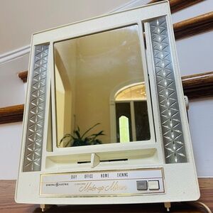 Vintage General Electric Lighted Make-up Mirror 2 Sided GE B2IM-1 2 bulbs